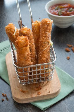 Sepet peyniri parmağında