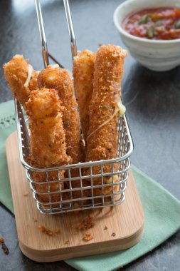 Sepet peyniri parmağında