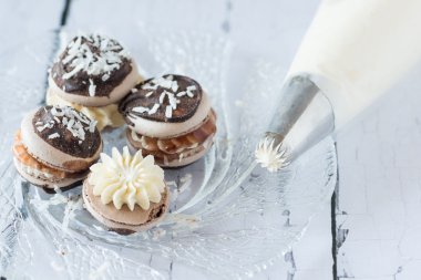 Reçelli Lamington Macaron