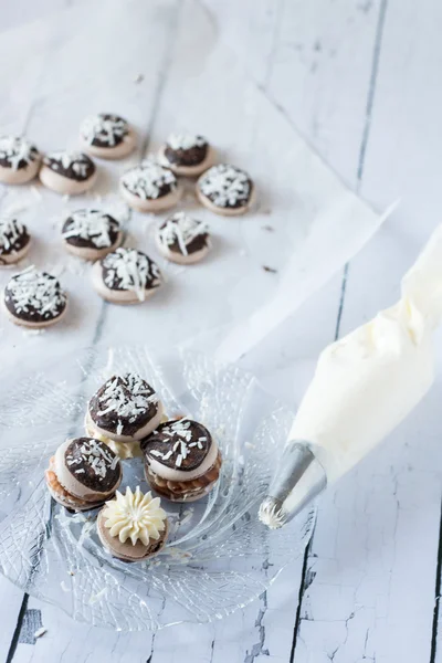 Reçelli Lamington Macaron