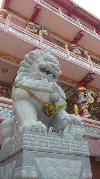 Estátua de leão no santuário chinês, Chonburi, Tailândia — Fotografia de Stock