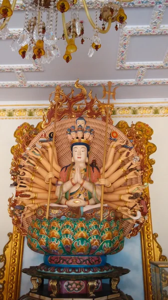 Guan Yin com dez mil mãos no templo chinês . — Fotografia de Stock