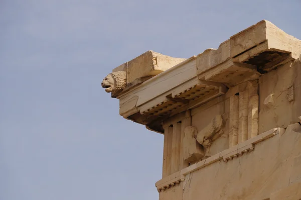 Cabeza de león de piedra en el Erechteion, Acrópolis, Atenas, Grecia . — Foto de Stock