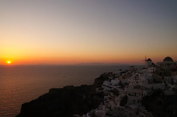 Pueblo de Oia al atardecer, isla de Santorini, Grecia — Foto de Stock