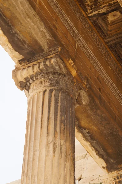 Piękny fragment świątynię Partenon na Akropolu w Atenach. — Zdjęcie stockowe