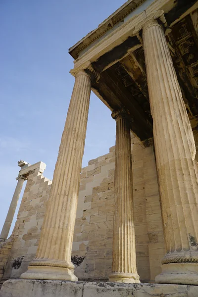 Propilea en la Acrópolis en Atenas, Grecia — Foto de Stock