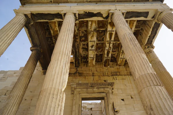 Dach Propilea na Akropolu w błękitne niebo, Ateny, Grecja — Zdjęcie stockowe