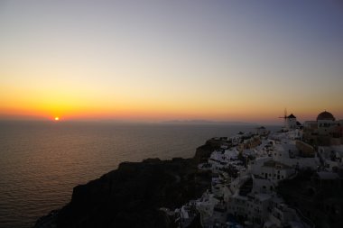 Günbatımında Oia Köyü, Santorini Adası, Yunanistan.