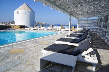 Yüzme Havuzu Akdeniz deniz manzaralı, Mykonos, Yunanistan.