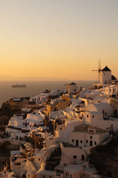 美丽的日落，在希腊的圣托里尼岛伊亚村 — 图库照片