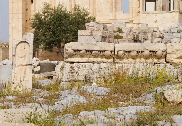 Ruínas perto do temple de Erechtheion na colina de Acropolis, Atenas, Gr — Fotografia de Stock