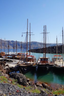 Geleneksel yelkenli tekneler volkanik demirlemiş Nea Ka ada