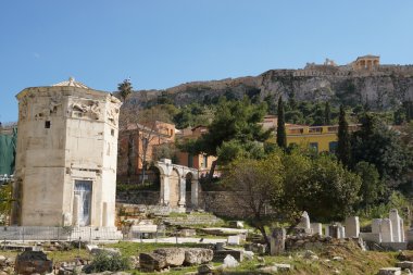 Arka planda, Atina Akropol ile rüzgarlar Kulesi.