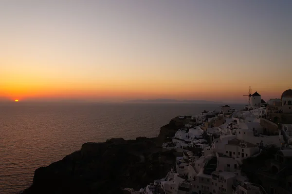 Pueblo de Oia al atardecer, isla de Santorini, Grecia — Foto de Stock