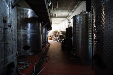 Fermantasyon tankları ve Santorini mahzeninde şarap varil.