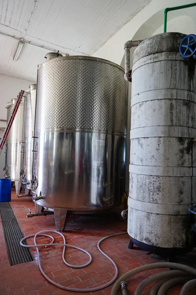 Utrustning av samtida vinmakare fabrik med stell fat jag — Stockfoto