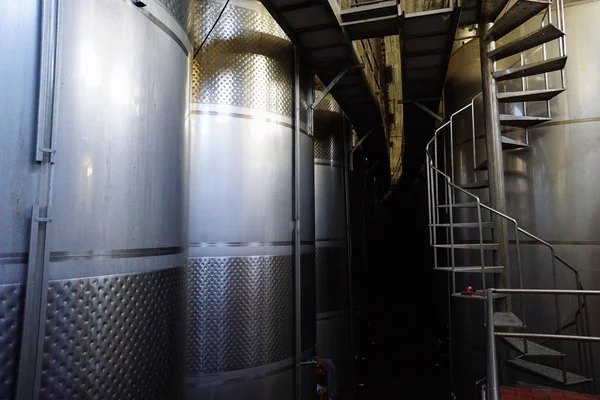 Equipamiento de la fábrica vitivinícola contemporánea con barricas de stell i —  Fotos de Stock