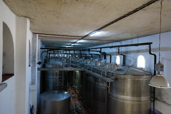 Equipement de l'usine vinicole contemporaine avec des fûts en étain i — Photo