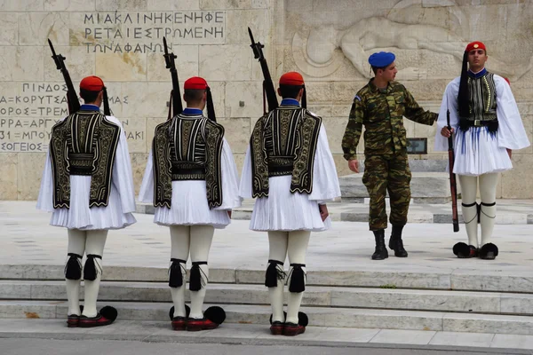 Soldados gregos no parlamento grego em Atenas, Grécia . — Fotografia de Stock