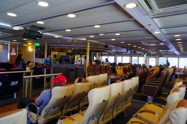 Mikonos'tan Santorini, Greec'e giden yolcularla feribot