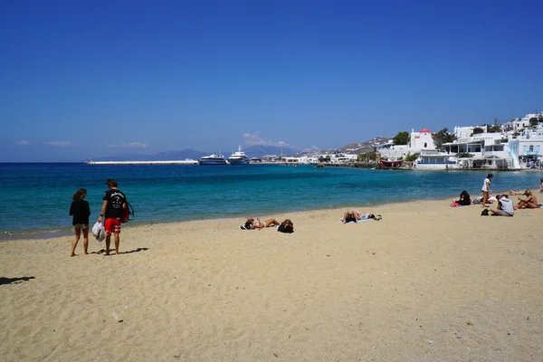 Los turistas se divierten en la playa de Mykonos, Grecia . — Foto de Stock