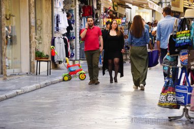 Plaka eski şehir Atina'da turist geldi.
