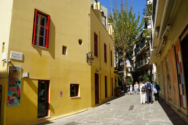 Tourists walked in the old town of Plaka in Athens. — Stock Photo, Image