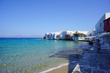 Mykonos, Yunanistan küçük Venedik, yürüyen turist.