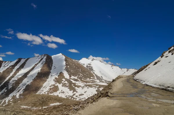 De weg van Nubra vallei naar Leh in Ladakh, India — Stockfoto