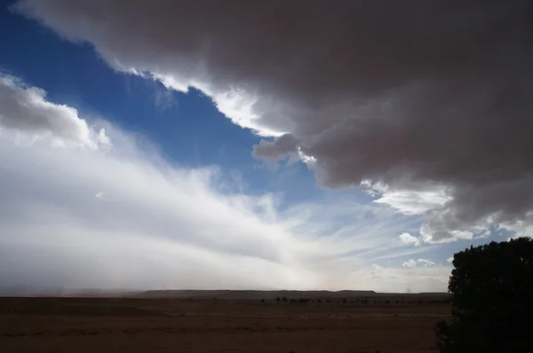 Θυελλώδης ουρανό με βουνά, έρημο της Σαχάρας, Μαρόκο. — Φωτογραφία Αρχείου