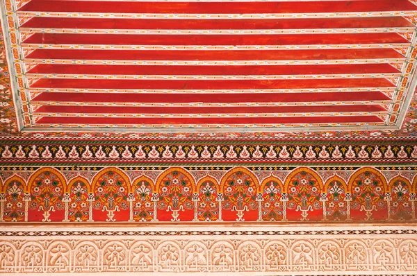 Techo decorativo oriental en el Palacio de la Bahía, Marrakech —  Fotos de Stock