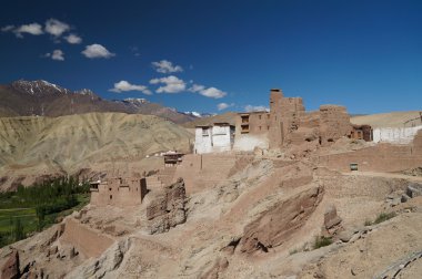 Eski kale ve Budist manastır (gompa) basgo Vadisi 