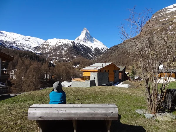 İsviçre alps.on arka kız monte matterhorn. — Stok fotoğraf