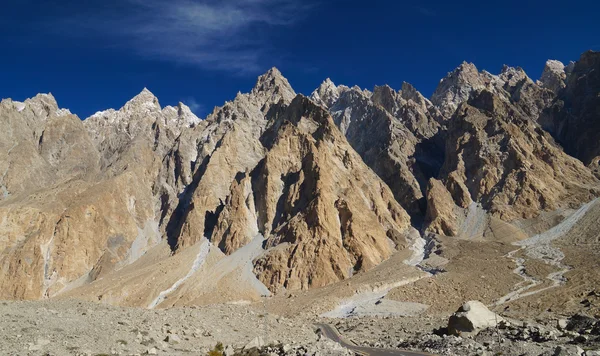Όμορφα βουνά κοντά αγγείο στο βόρειο Πακιστάν — Φωτογραφία Αρχείου