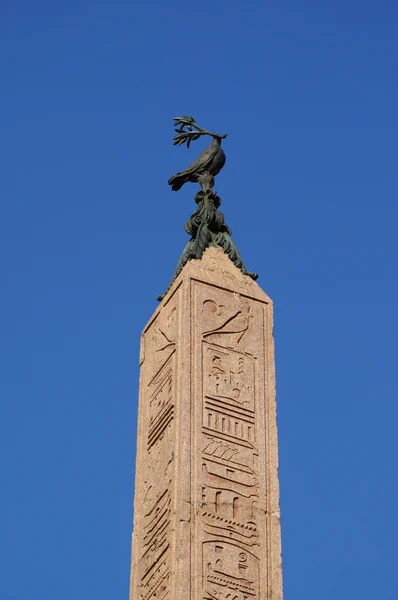 Obelisk z fontanną czterech rzek — Zdjęcie stockowe