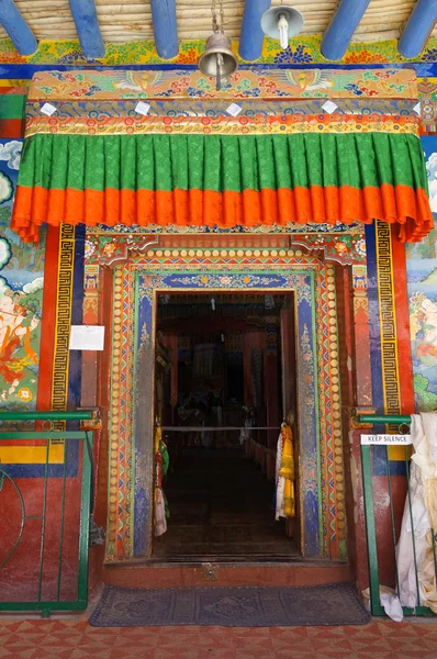 Schöne tür im lamayuru kloster in ladakh, indien. — Stockfoto