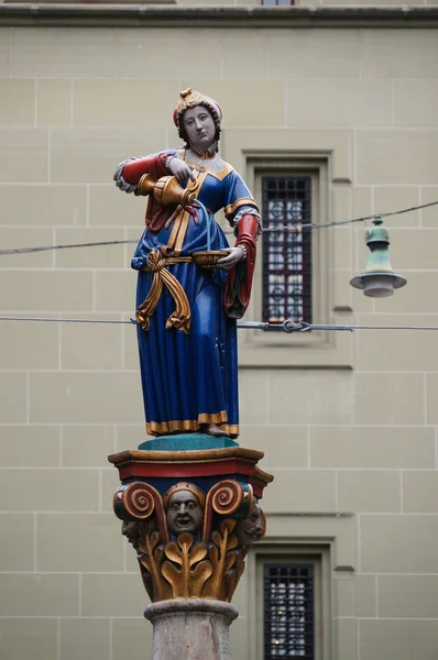 Estatua en el casco antiguo de Berna, Suiza — Foto de Stock