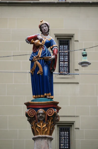 Standbeeld in de oude stad van bern, Zwitserland — Stockfoto