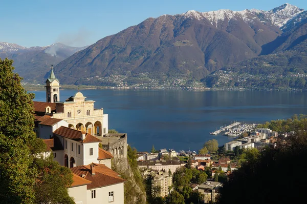 Panoramautsikt över madonna del sasso och Lago maggiore på locarno — Stockfoto