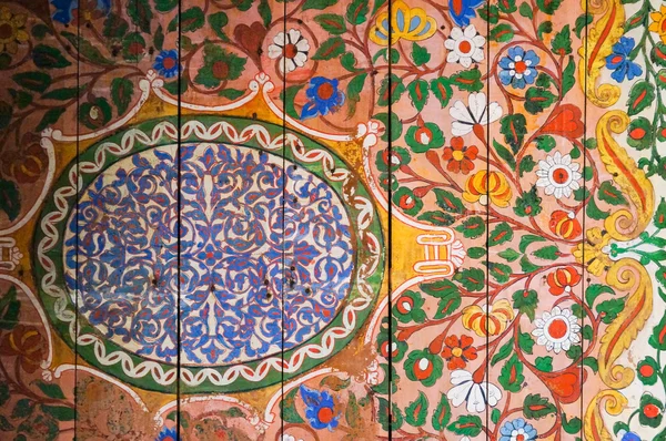 Ανατολίτικο διακοσμητικά ανώτατο όριο στο παλάτι bahia, Μαρακές — Φωτογραφία Αρχείου