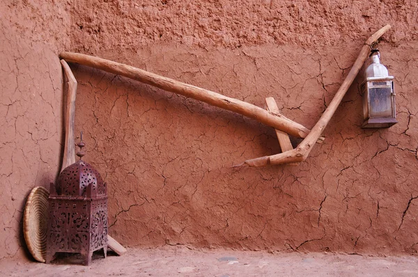 Wood plough and lamps at Kasbah Ait Ben Haddou ,Morocco — 스톡 사진