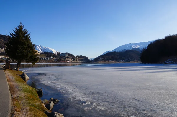 Frozen lake and the mountains covered by snow, Switzerland — Stock Photo, Image