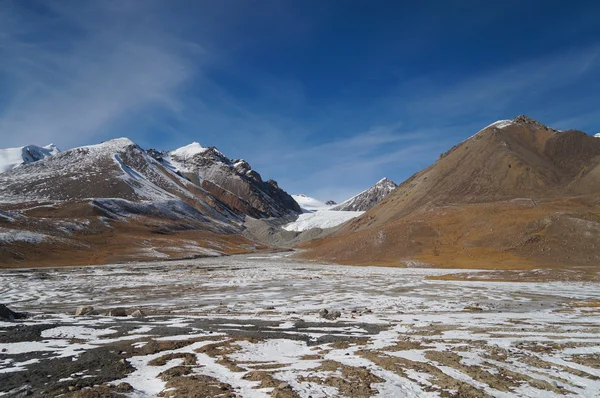 Encosta da montanha com vegetação colorida outono prados de alta altitude  visíveis através das nuvens