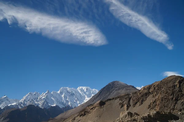 Strange clouds over high mountains near Passu, Northern Pakistan — Stock Photo, Image