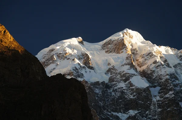 Alta montagna all'alba, Karimabad, Pakistan del Nord — Foto Stock