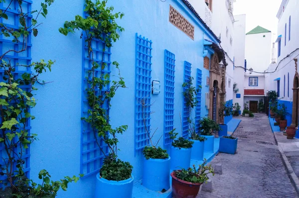 Rua colorida do Kasbah dos Udayas em Rabat, Marrocos, A — Fotografia de Stock