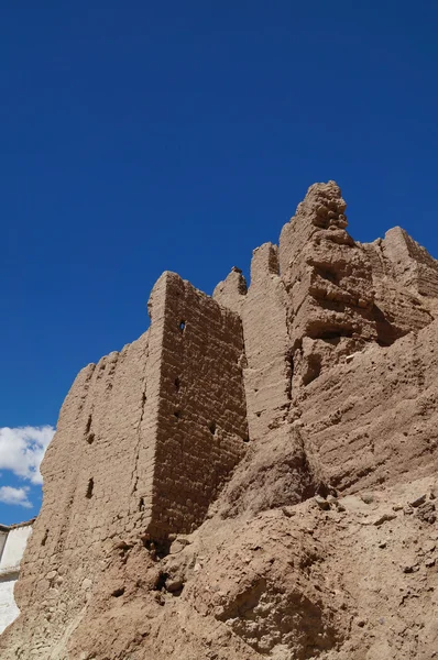 Αρχαίο φρούριο και το βουδιστικό μοναστήρι (δημόσιο κτίριο) στην κοιλάδα basgo — Φωτογραφία Αρχείου