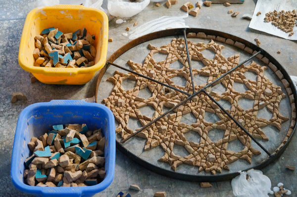 Этап создания мозаики в Фесе
