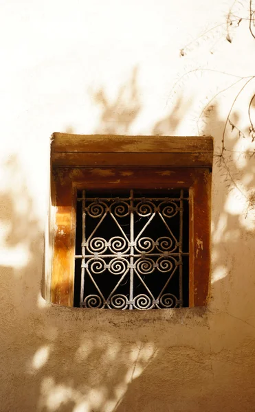 Parrilla de ventana típica en Fez, Marruecos —  Fotos de Stock