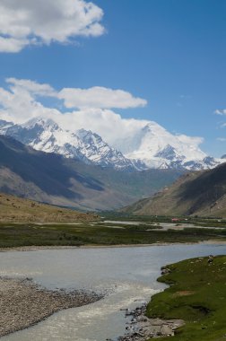 Güzel dağ ve nehir Suru Valley, Ladakh, Hindistan